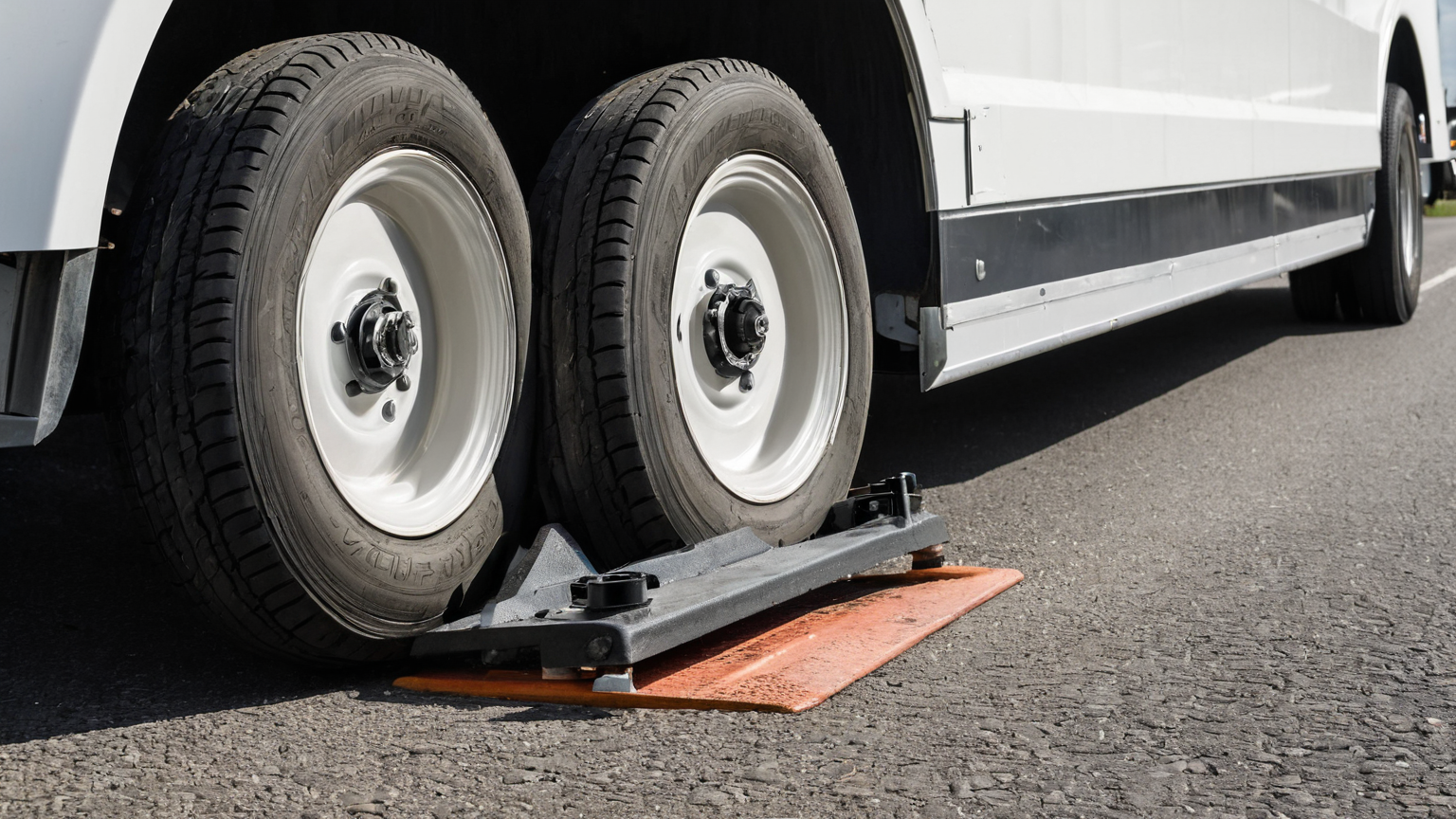 Tandem trailer wheels positioned on a stable leveling platform
